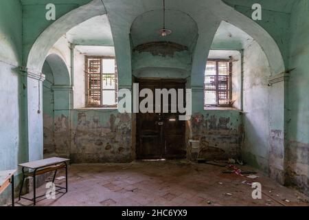 Chambre désordonnée abandonnée. Murs grunge, parquet et ancienne chambre brune dans une maison abandonnée Banque D'Images