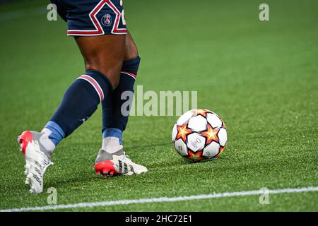 L'illustration officielle du ballon Adidas de la Ligue des champions de l'UEFA est visible au pied d'un joueur lors de la Ligue des champions des femmes de l'UEFA, le groupe B. Banque D'Images