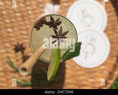 Vue de dessus d'un verre de mojito à la menthe et au citron vert Banque D'Images
