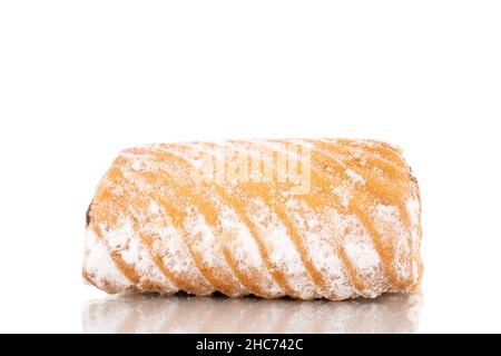 Un biscuits maison avec confiture, gros plan, isolé sur blanc. Banque D'Images