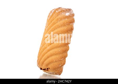 Un biscuits maison avec confiture, gros plan, isolé sur blanc. Banque D'Images