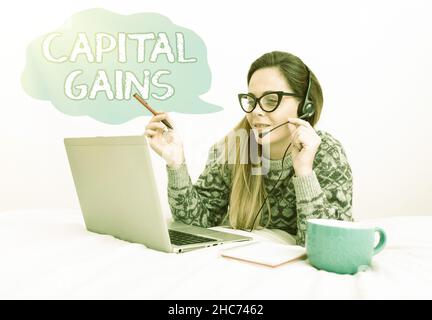 Texte d'écriture gains en capital.Mot écrit sur les obligations actions actions bénéfices impôt sur le revenu investissement Fonds CallCenter Agent travaillant à domicile, étudiant Banque D'Images