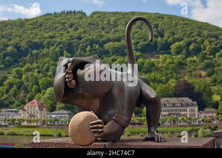 Statue en métal d'un singe géant avec colline boisée sur le fond à Heidelberg, en Allemagne Banque D'Images