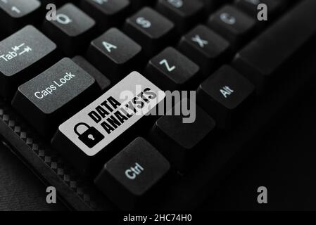 Légende conceptuelle analystes de données.Internet concept Programmer conception et création de rapport identifie des modèles en tapant des notes de rappel quotidiennes, création Banque D'Images