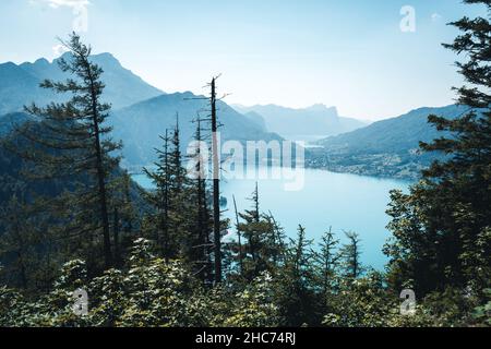 Le lac Atter est le troisième plus grand lac d'Autriche et une destination touristique très célèbre. Banque D'Images