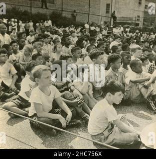 Les enfants regardent un spectacle de marionnettes, New York, États-Unis 1963 Banque D'Images