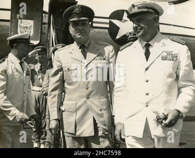 Le colonel Musco des Italiens, le général de division Fossati, et le général Cook des États-Unis, base aérienne de Ciampino, Italie 1952 Banque D'Images