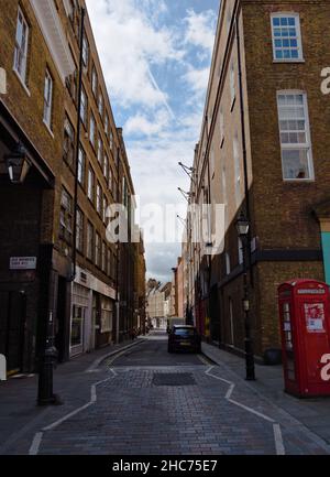 Emblématique boîte postale rouge dans la rue et ciel bleu à Londres Banque D'Images