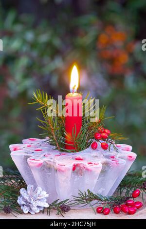 décoration de jardin d'hiver avec lanterne glacée et bougie rouge Banque D'Images