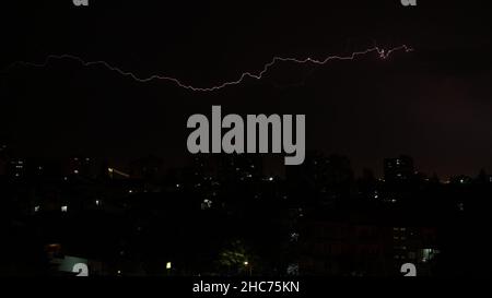 Tempête de foudre sur la ville de Maputo la nuit. Mozambique, novembre 2021 Banque D'Images