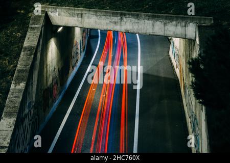 Vue du sommet au tunnel et lignes colorées sur l'autoroute. Banque D'Images