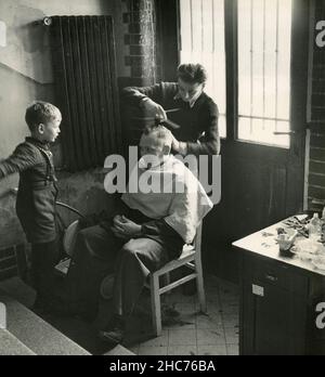 Les Allemands de l'est se sont logés dans le camp de réfugiés de Berlin Ouest du général Pape Strasse, Allemagne 1950s Banque D'Images