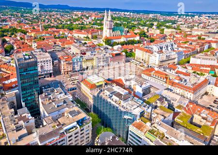 Place principale de Zagreb et cathédrale vue panoramique aérienne, célèbres monuments de la capitale de la Croatie Banque D'Images