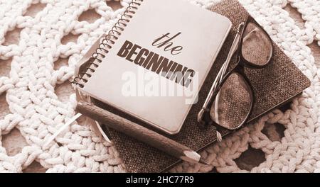 Mot écrivant du texte au début. Concept d'entreprise pour le démarrage et le partage d'informations Banque D'Images