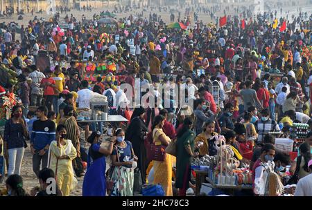 Mumbai, Inde.25th décembre 2021.Foule de personnes vues à la plage de Juhu à Mumbai.la police de Mumbai a imposé l'article 144 dans la ville, interdisant aux grandes foules de se réunir du 16 décembre au 31 décembre 2021 en raison de l'augmentation des affaires Omicron.(Photo par Ashish Vaishnav/SOPA Images/Sipa USA) crédit: SIPA USA/Alay Live News Banque D'Images