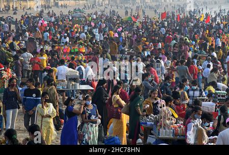 Mumbai, Inde.25th décembre 2021.Foule de personnes vues à la plage de Juhu à Mumbai.la police de Mumbai a imposé l'article 144 dans la ville, interdisant aux grandes foules de se réunir du 16 décembre au 31 décembre 2021 en raison de l'augmentation des affaires Omicron.Crédit : SOPA Images Limited/Alamy Live News Banque D'Images