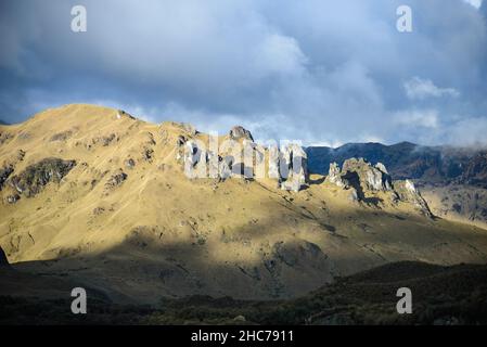 Paysage accidenté des Andes montagnes à haute altitude.Parque Nacional cajas, Équateur, Amérique du Sud. Banque D'Images