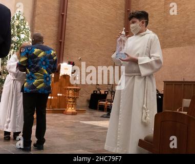 Austin, Texas, États-Unis.24th décembre 2021.Un petit autel masqué tient une bouteille de désinfectant pour les mains tandis que les paroissiens prennent la communion pendant les services de la veille de Noël à l'église luthérienne de Saint Martin.L'église, affiliée à l'Église évangélique luthérienne d'Amérique (ELCA), a plus de 136 ans et sert une population diversifiée dans son bâtiment moderne du milieu du siècle dans le centre-ville d'Austin, Texas.Crédit : Bob Daemmrich/Alay Live News Banque D'Images