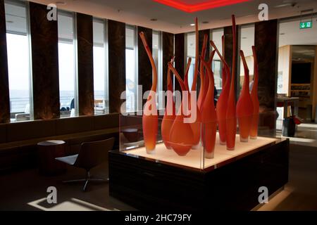 FRANCFORT, ALLEMAGNE - 11 NOVEMBRE 2017 : un feu de joie en tant qu'art du verre dans le salon Maple Leaf de l'aéroport de Francfort Banque D'Images