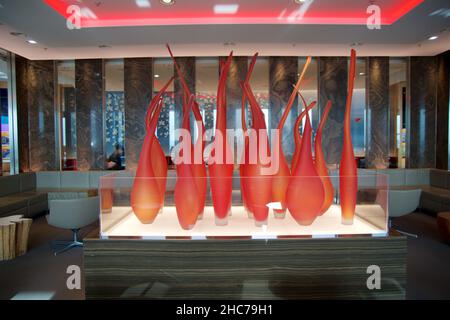 FRANCFORT, ALLEMAGNE - 11 NOVEMBRE 2017 : un feu de joie en tant qu'art du verre dans le salon Maple Leaf de l'aéroport de Francfort Banque D'Images