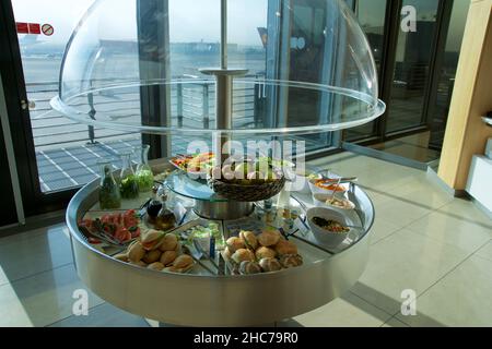 FRANCFORT, ALLEMAGNE - 11 NOVEMBRE 2017 : buffet de plats chauds et froids dans le salon d'affaires de l'aéroport de Francfort Banque D'Images