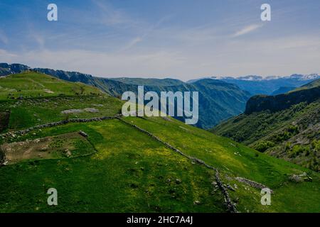 Photographie aérienne d'un paysage avec des collines, des prairies et des montagnes Banque D'Images