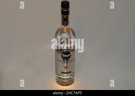 Nijni Novgorod, Russie, Prospect Gagar à 101 12.24.2021.Vodka russe béluga dans une bouteille de verre, isolé en gros plan, beau fond.Quali élevé Banque D'Images