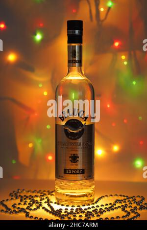 Nijni Novgorod, Russie, Prospect Gagar à 101 12.24.2021.Bouteille de vodka de Beluga, vue rapprochée isolée, magnifique fond de noël..Haute qualité p Banque D'Images