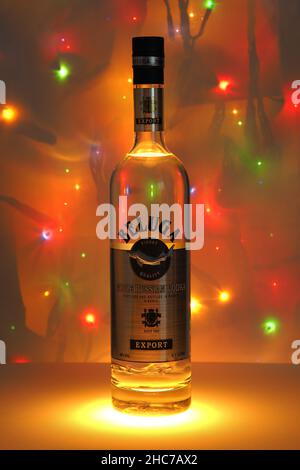 Nijni Novgorod, Russie, Prospect Gagar à 101 12.24.2021.Bouteille de vodka de Beluga, vue rapprochée isolée, magnifique fond de noël..Haute qualité p Banque D'Images