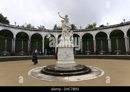 Colonnade grove au château de Versailles contre un ciel nuageux à Paris, France Banque D'Images