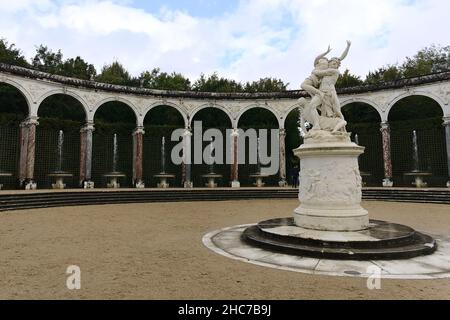 Colonnade grove au château de Versailles contre un ciel nuageux à Paris, France Banque D'Images