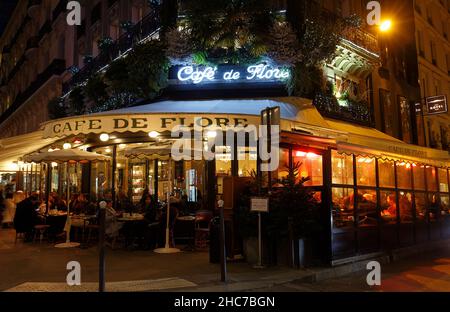 Paris, France-23 décembre 2021 : le célèbre café de flore décoré pour Noël 2021.Il est situé sur le boulevard Saint-Germain . Banque D'Images