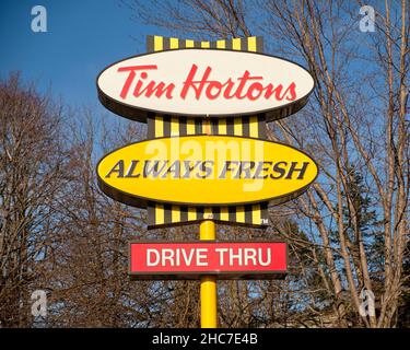 Le café Tim Hortons et l'affiche du magasin de beignets à l'entrée du drive-in.Halifax (Nouvelle-Écosse) Banque D'Images