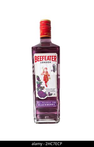 Norwich, Norfolk, Royaume-Uni – décembre 2021.Une bouteille de gin à la saveur de blackberry de Londres Beefeater coupée sur un fond blanc Uni Banque D'Images