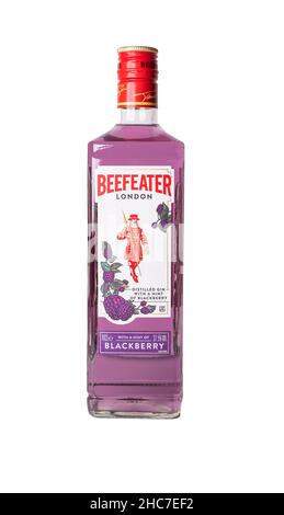 Norwich, Norfolk, Royaume-Uni – décembre 2021.Une bouteille de gin à la saveur de blackberry de Londres Beefeater coupée sur un fond blanc Uni Banque D'Images