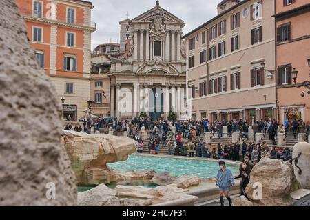 Rome, Latio, Italie - 12-19-2021: Fontaine de Trevi à Rome. Banque D'Images