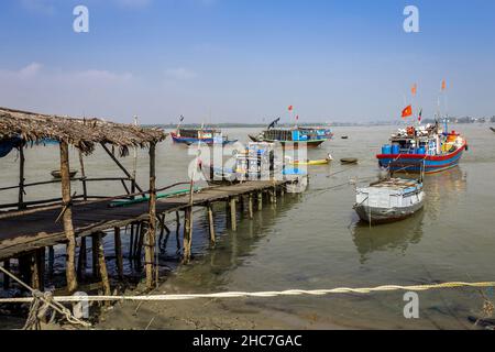 Village de pêcheurs avec bateaux de pêche dans les eaux autour d'un quai. Près de Hoi An, VN Banque D'Images