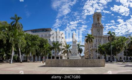Vue arrière d'une statue de José Marti dans Central Park, la Vieille Havane, Cuba Banque D'Images