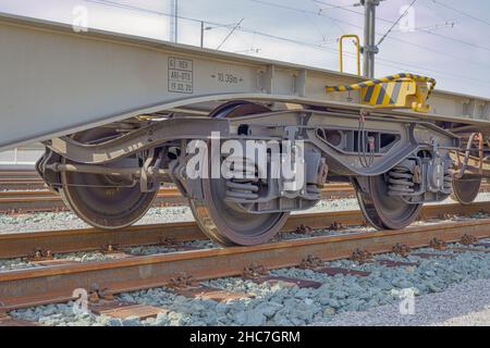 Train de marchandises sur les voies ferrées Banque D'Images