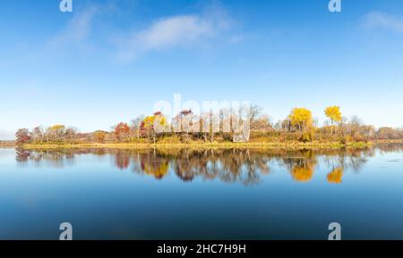 Brume matinale au-dessus du lac Empire, automne, Minnesota, États-Unis, par Dominique Braud/Dembinsky photo Assoc Banque D'Images