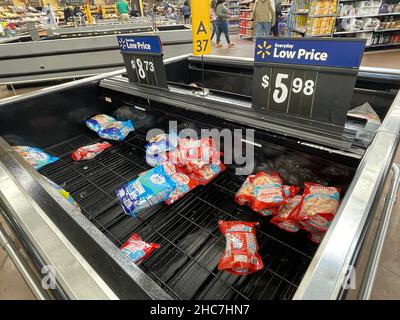 Augusta, GA USA - 12 24 21: Walmart magasin d'alimentation de détail intérieur la veille de Noël Banque D'Images