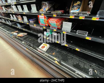 Augusta, GA USA - 12 24 21: Walmart magasin d'alimentation de détail intérieur la veille de Noël Banque D'Images