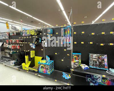 Augusta, GA USA - 12 24 21: Walmart magasin d'alimentation de détail intérieur la veille de Noël Banque D'Images