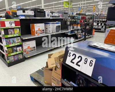 Augusta, GA USA - 12 24 21: Walmart magasin d'alimentation de détail intérieur la veille de Noël Banque D'Images