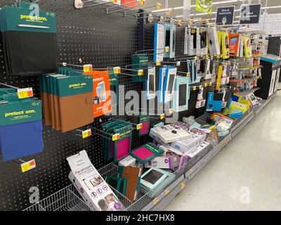 Augusta, GA USA - 12 24 21: Walmart magasin d'alimentation de détail intérieur la veille de Noël Banque D'Images