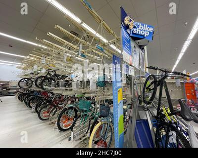 Augusta, GA USA - 12 24 21: Walmart magasin d'alimentation de détail intérieur la veille de Noël Banque D'Images