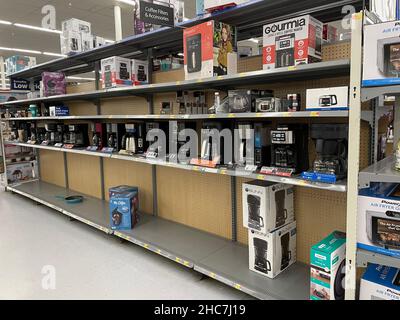Augusta, GA USA - 12 24 21: Walmart magasin d'alimentation de détail intérieur la veille de Noël Banque D'Images