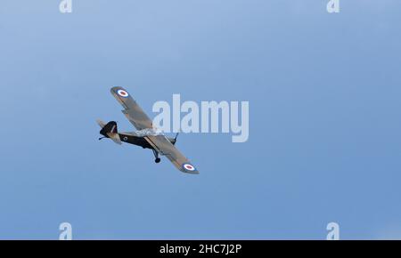 Avion vintage Auster AOP6 TW536 en vol contre le ciel bleu. Banque D'Images