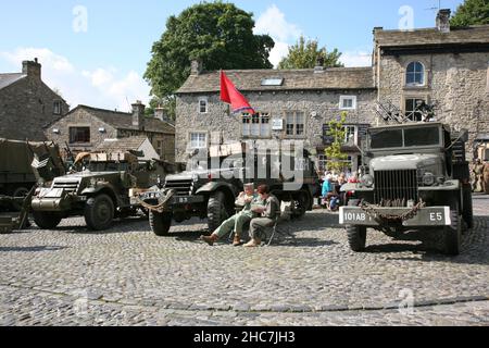 Grassington, Yorkshire, Angleterre, Grande-Bretagne, septembre 19th 2015.Les participants à l'événement de nostalgie 1940s s'arrêtent pour le déjeuner sur la place du village de Grassington en face de Banque D'Images