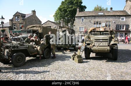 Grassington, Yorkshire, Angleterre, Grande-Bretagne, septembre 19th 2015.Un homme habillé comme médique américain de la guerre mondiale 2 s'assit dans la jeep militaire américaine à Grassington Banque D'Images